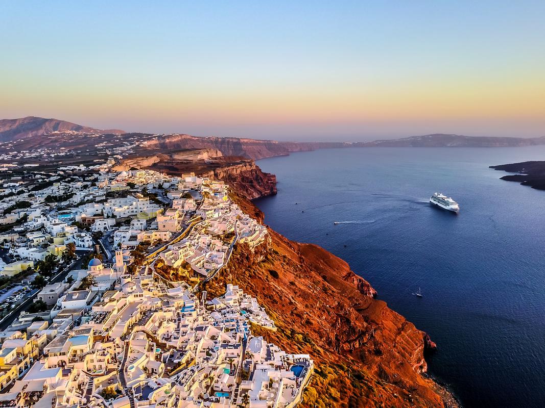 Witte huizen op caldera Santorini