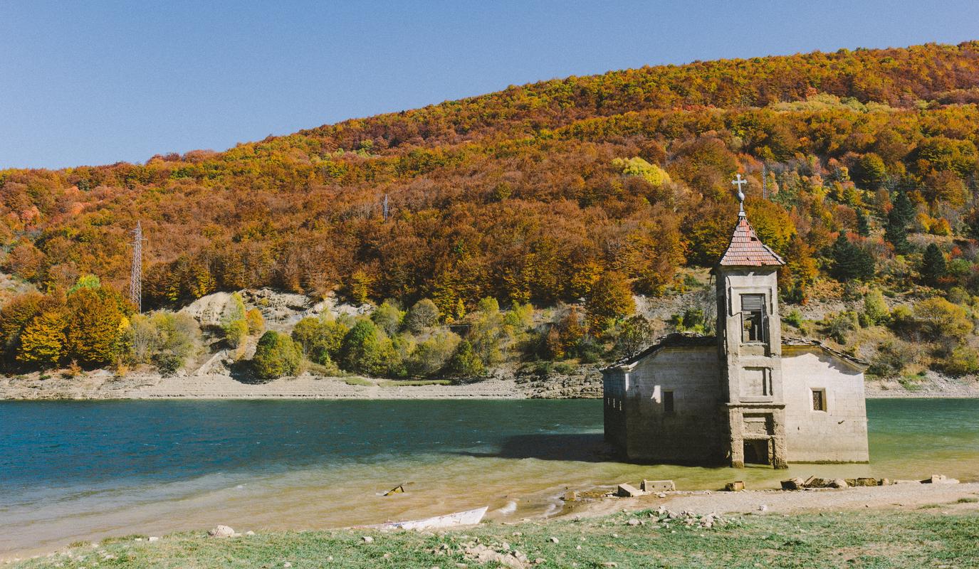 Kerkje bij meer in Noord-Macedonië